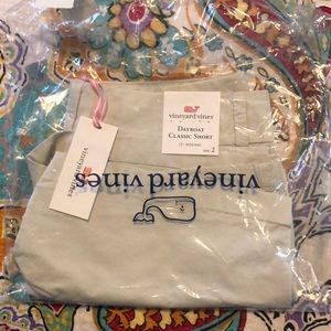 Vineyard Vines //dayboat classic short color stone